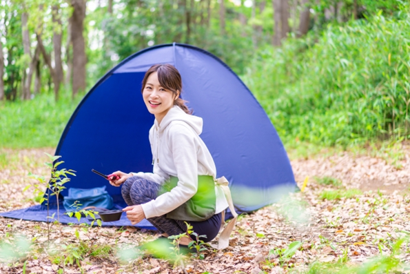 ひとりキャンプを楽しんでいる女性