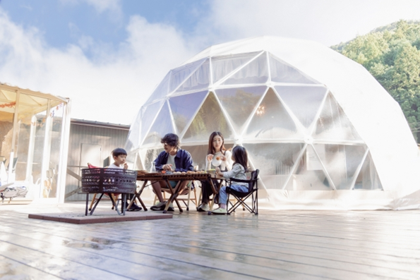 高級キャンプを体験している4人家族の画像