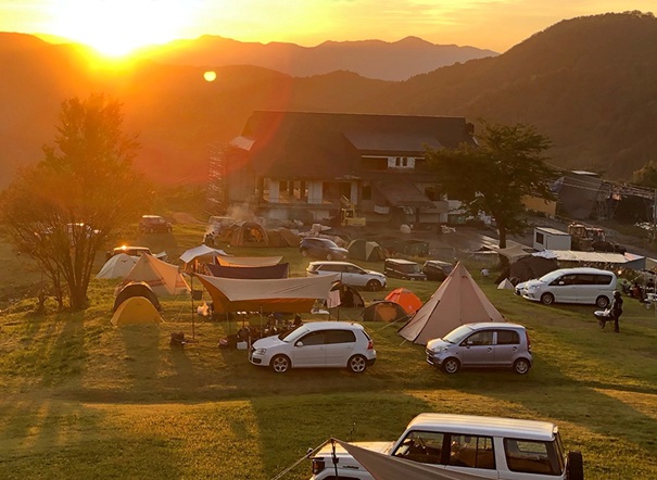 車キャンプ　東北エリアの車キャンプ場 月山あさひオートキャンプ場で車キャンプをしている画像