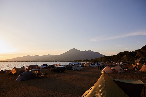 車キャンプ　東北エリアの車キャンプ場 天神浜オートキャンプ場で車キャンプをしている画像