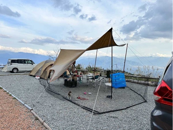 車キャンプ　中部・甲信越エリアの車キャンプ場 ほったらかしキャンプ場（山梨県）で車キャンプをしている画像