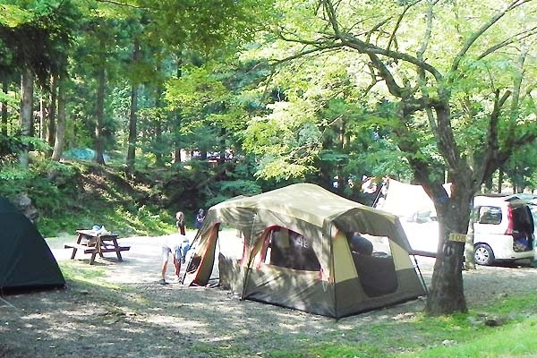 車キャンプ　関東エリアの車キャンプ場 BOSCO Auto Camp Base（神奈川県秦野市）で車キャンプをしている画像