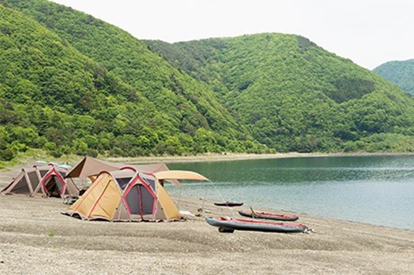 車キャンプ　中部・甲信越エリアの車キャンプ場 浩庵キャンプ場（山梨県）で車キャンプをしている画像