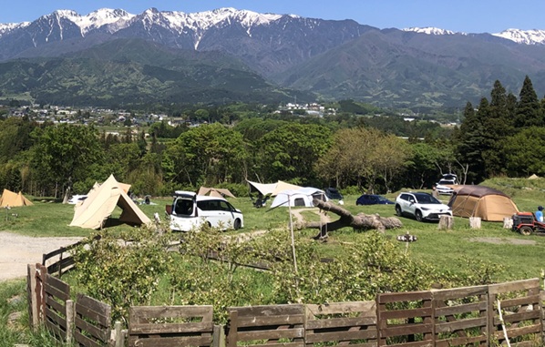 車キャンプ　中部・甲信越エリアの車キャンプ場 いなかの風キャンプ場（長野県）で車キャンプをしている画像