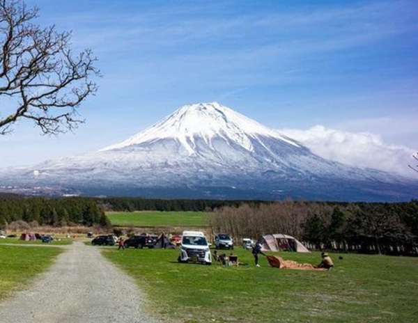車キャンプ　中部・甲信越エリアの車キャンプ場 ふもとっぱら キャンプ場 （静岡県）で車キャンプをしている画像