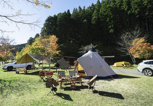 車キャンプ　中部・甲信越エリアの車キャンプ場 つぐ高原グリーンパーク キャンプ場（愛知県設楽町）で車キャンプをしている画像