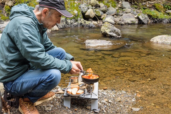 退職後の趣味　一人キャンプをしている画像