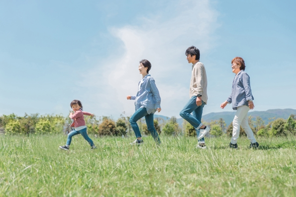 アウトドアで人気のピクニックを楽しんでいる画像