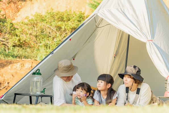 アウトドアで人気の家族キャンプを楽しんでいる画像