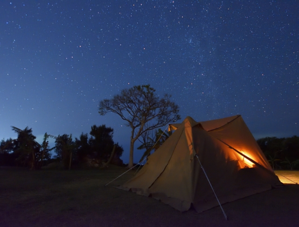 アウトドアで人気の星空を観察しているいる画像